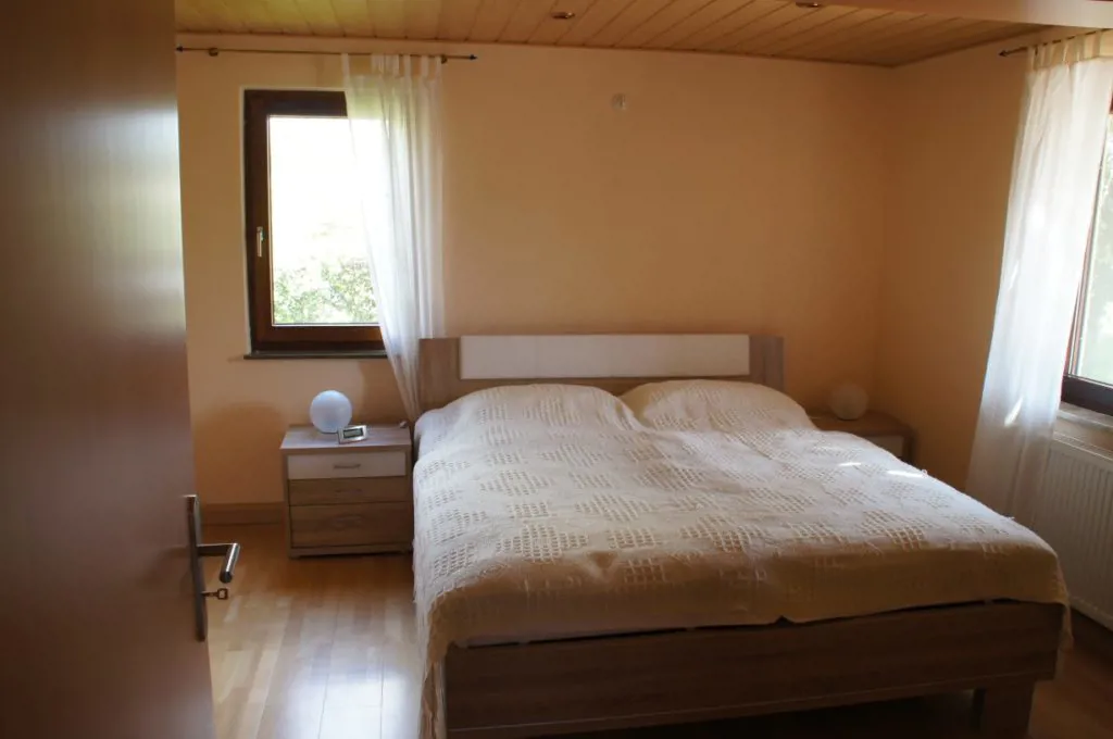 Schlafzimmer mit Doppelbett und Nachttischen