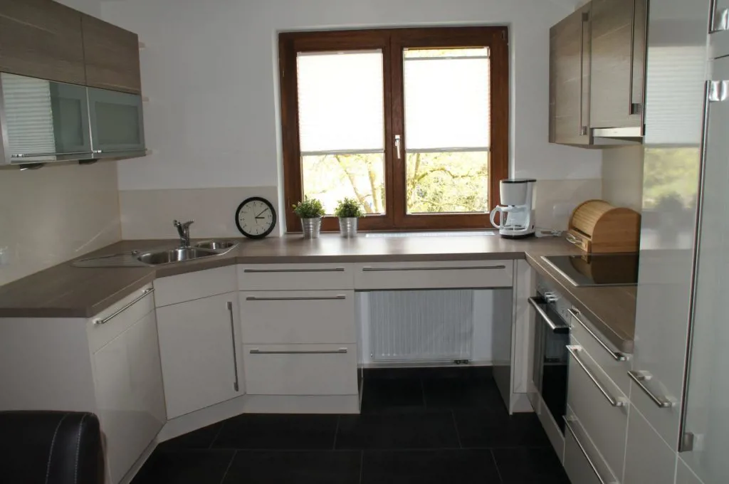 Moderne Einbauküche mit Backofen und Ceranfeld