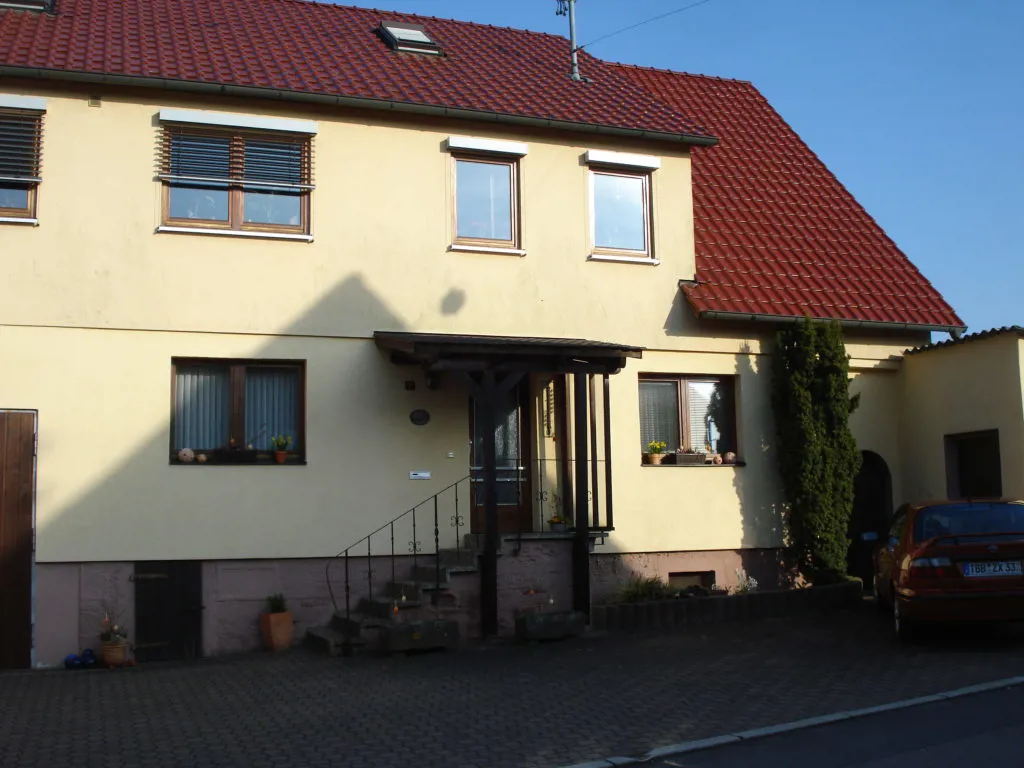 Vorderansicht des Hauses mit Eingang und Hof