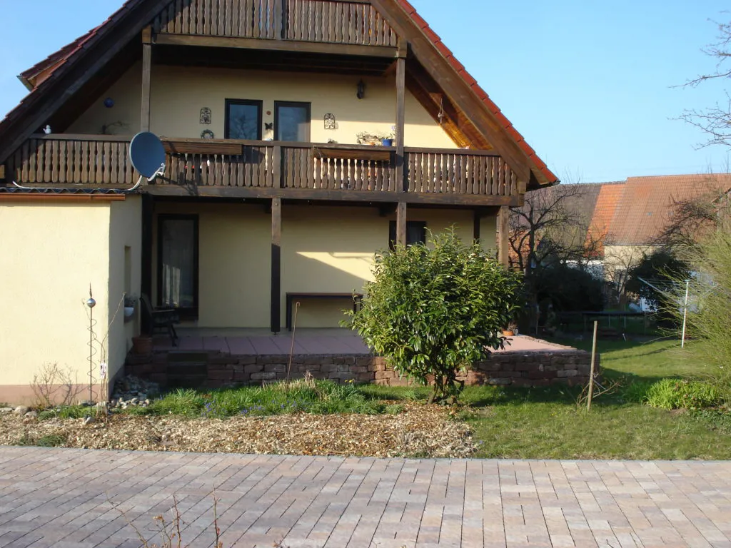 Rückseite mit Balkon, Terrasse und Garten